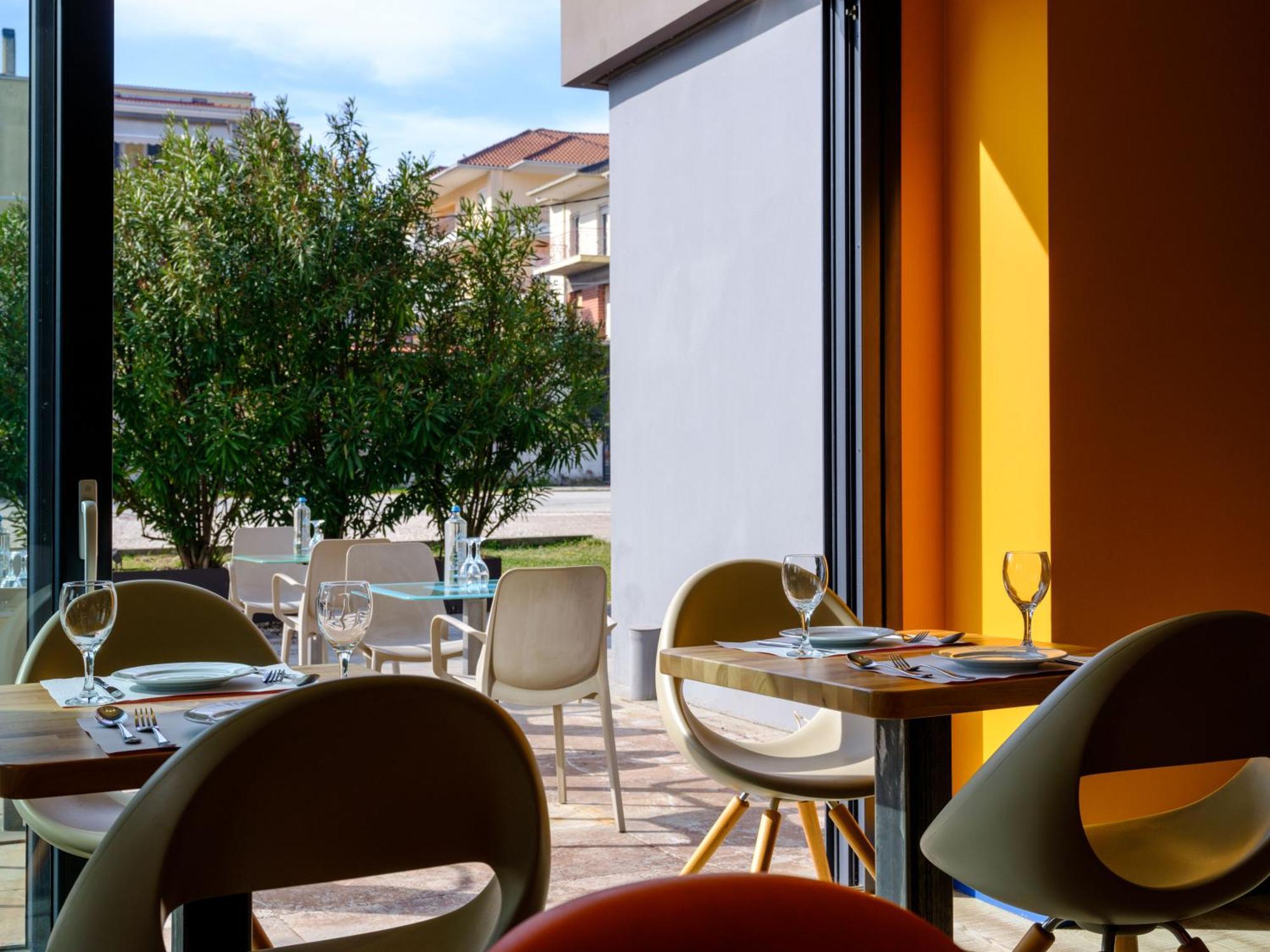 Essence Hotel Ioannina Bagian luar foto