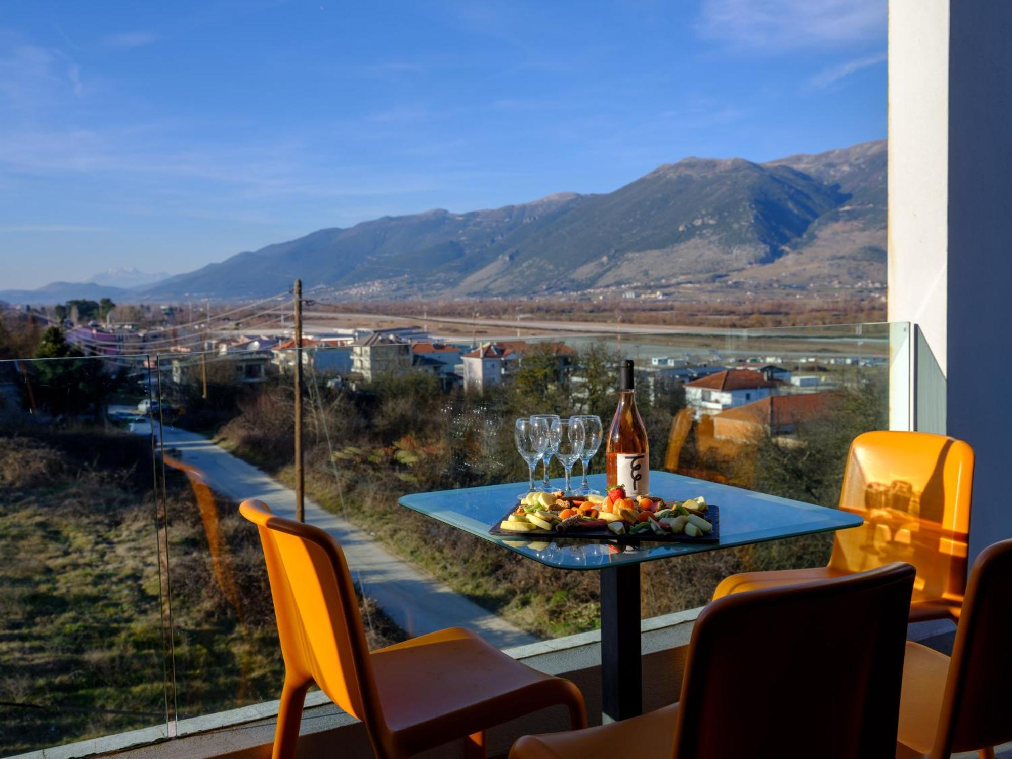 Essence Hotel Ioannina Bagian luar foto